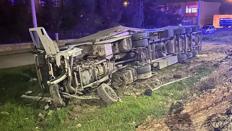 TIR Devrildi: Kazada 6 Kişi Yaralandı, Yolda Panic Anları Yaşandı