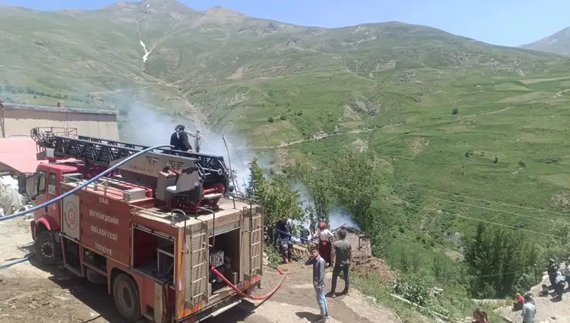Van'da Evde Yangın: Küçük Bir Çocuk Hayatını Kaybetti