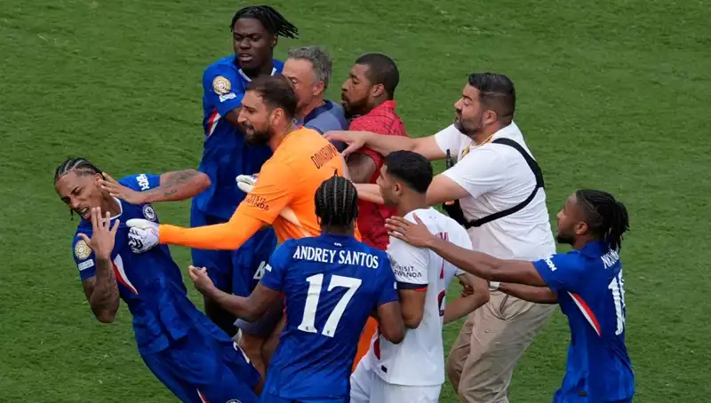 Dev Finalde Şok Anlar: Teknik Direktörden Futbolcuya Yumruk!