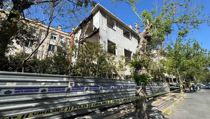 Bakırköy'de Metruk Bina Deprem Sonrası Çöktü: Vatandaşlar Endişeli