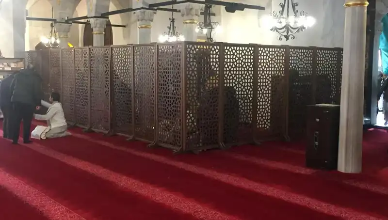 Kadın ve Erkeklerin Teravih Namazında Yan Yanaya İddiası: Gerçek Ne?