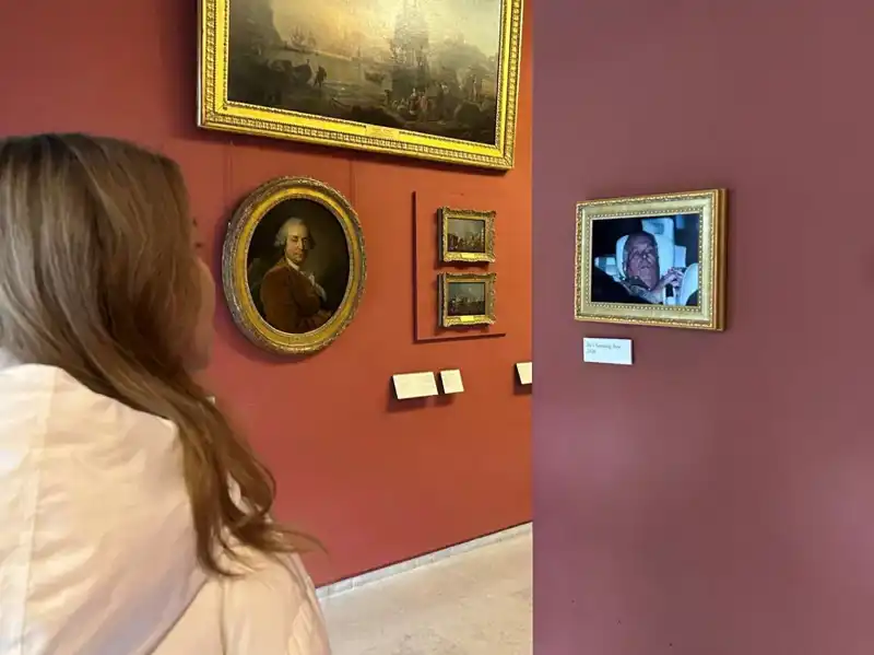 Eski Prens Andrew’un Polis Arabasındaki Fotoğrafı Louvre Müzesi’ne Yerleştirildi
