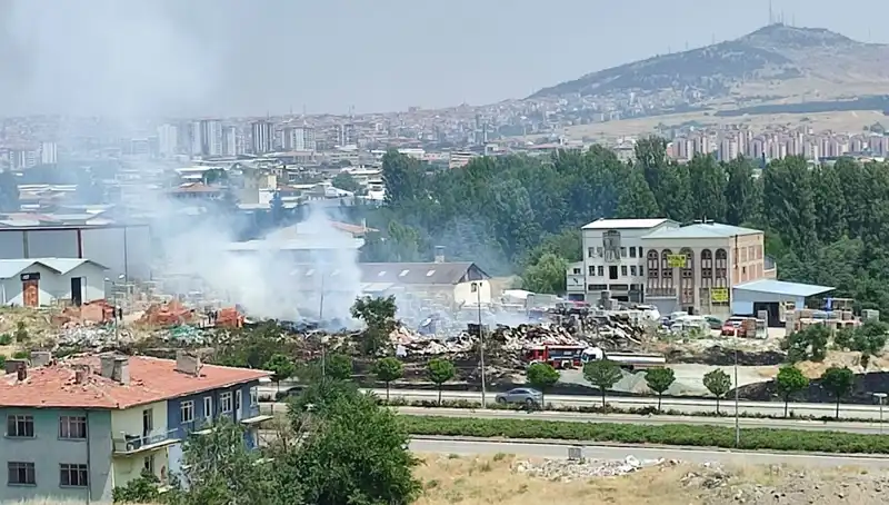 Otluk Alanda Başlayan Yangın, Depoyu Alevlere Teslim Etti