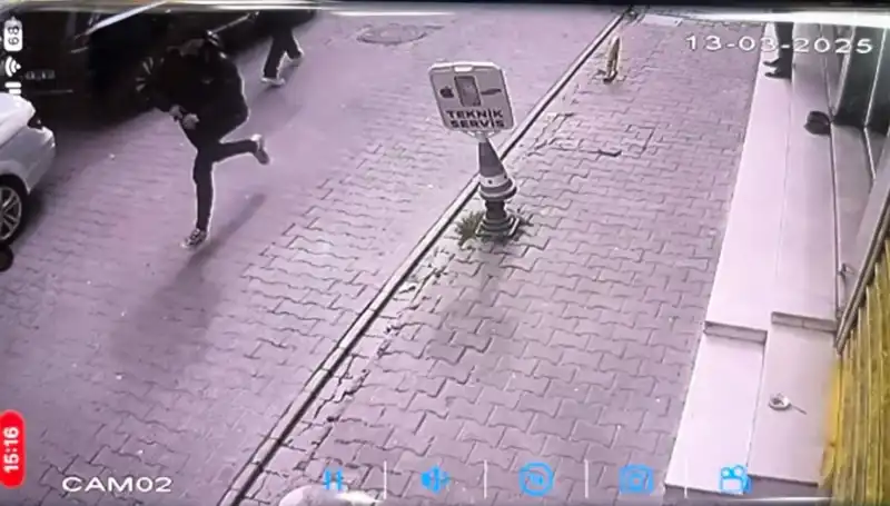 İstanbul'da Silahlı Saldırı: Bacaklarından Yaralanan Kurbanın Durumu Ciddileşiyor