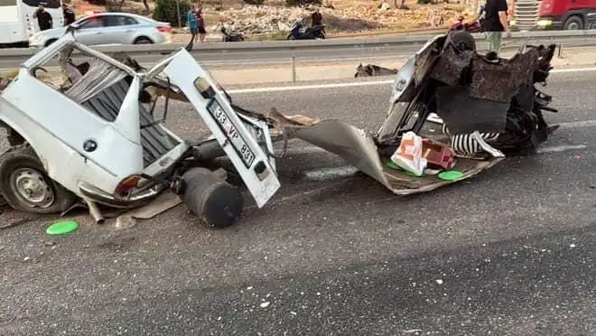 Bariyere Çarpan Araçta Feci Kaza: Hayatını Kaybeden Bir Kişi, Bir Yaralı