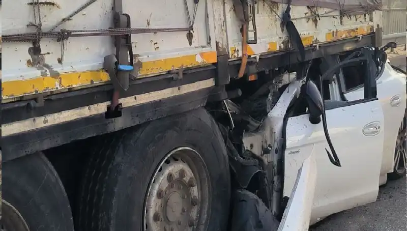 Kahramanmaraş’ta TIR’a Arkadan Ok Gibi Saplanan Cisim Şaşkınlık Yarattı