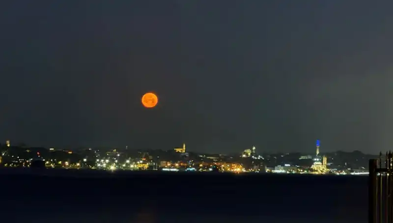 İstanbul’da Büyüleyici Güzellik: Çilek Dolunayı Görsel Şölen Sunuyor