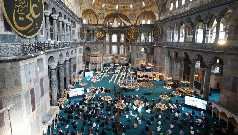 Ayasofya'nın Kapısını Kıran Sanığa Verilen Hapis Cezası Tartışmaları Beraberinde Getirdi