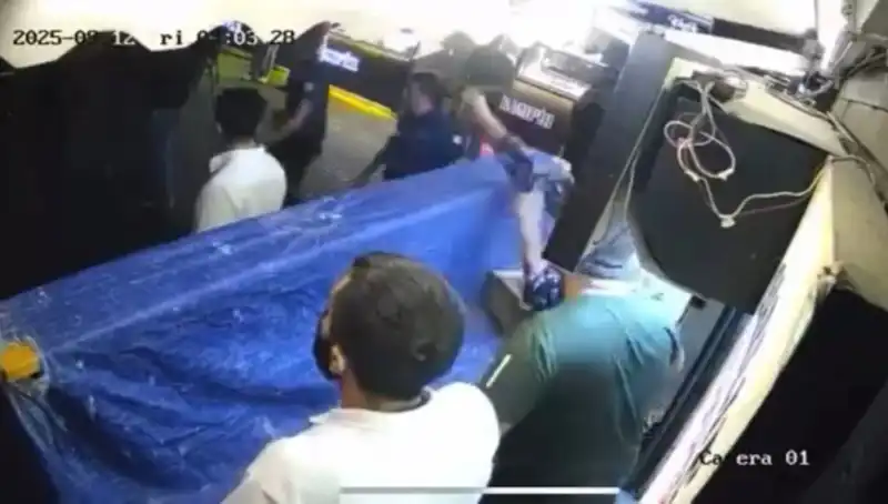Ortaköy'de Gözler Önünde Korkunç Kavga: Tekme Tokat Savaş Alanına Döndü
