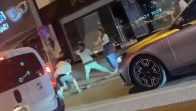 Cadde Boks Ringine Dönüştü: Heyecan Dolu Mücadelelerin Tanığı Oldu!