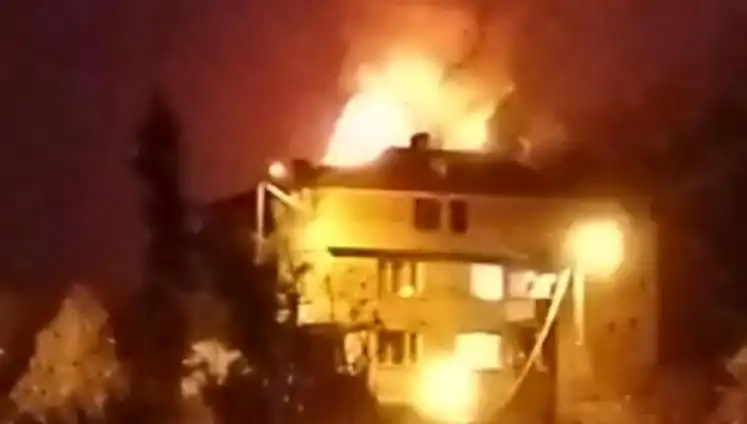 Saman Yığınları Alev Alev Yandı! Mahallede Panik Anları Yaşandı
