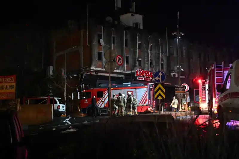 Maslak'ta Korkutan Yangın: Beş Araç Alev Alev Yandı!