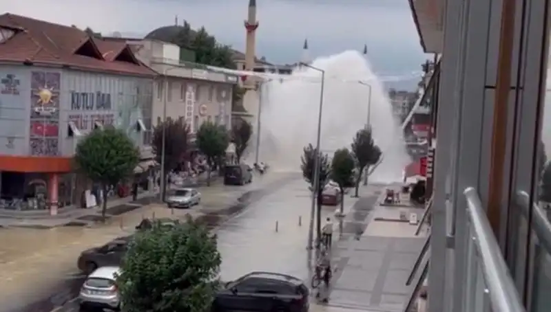 İçme Suyu Hattı Patladı: Şehirde Su Etrafa Fışkırdı!