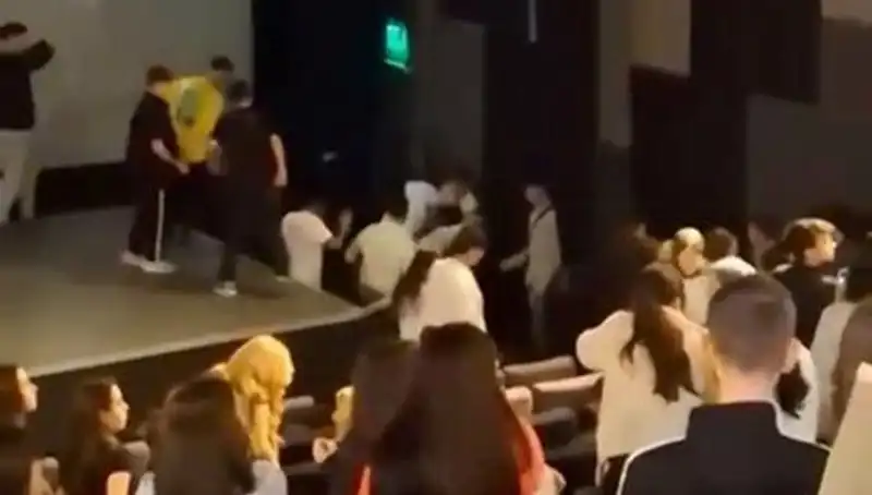 Rapçi Çakal'ın Hayranları Arasında Çıkan Kavga Gündemi Salladı