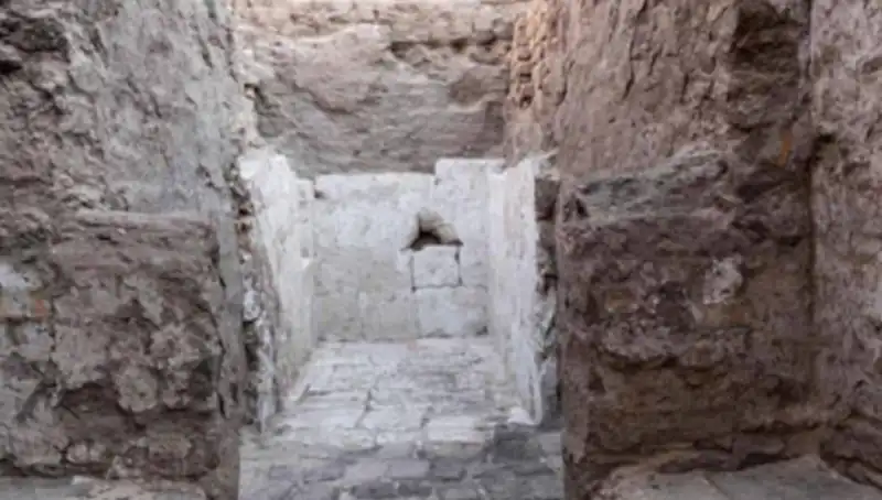 Mısır'da 3,500 Yıl Öncesine Ait Gizemli Kraliyet Mezarı Keşfedildi!