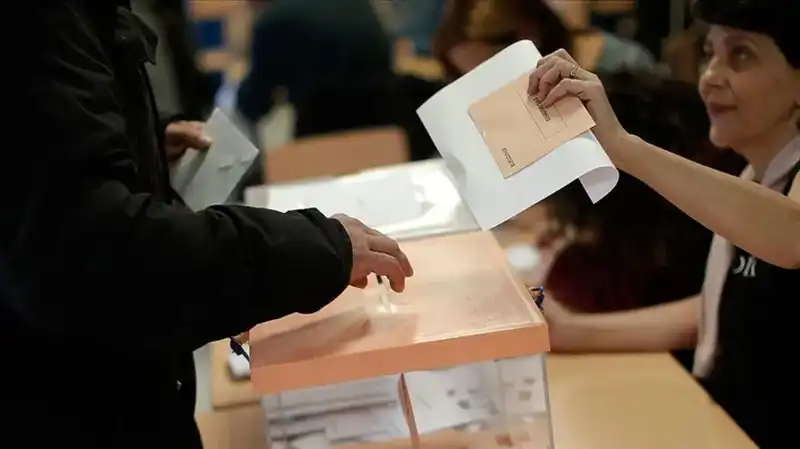 İspanya'da İktidardaki Sosyalistler İkinci Seçimde Çökmüş Durumda