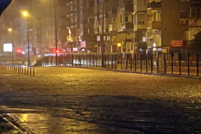 Antalya'da Şiddetli Yağış: Yollar Göl Gibi Oldu, Araçlar Mahsur Kaldı