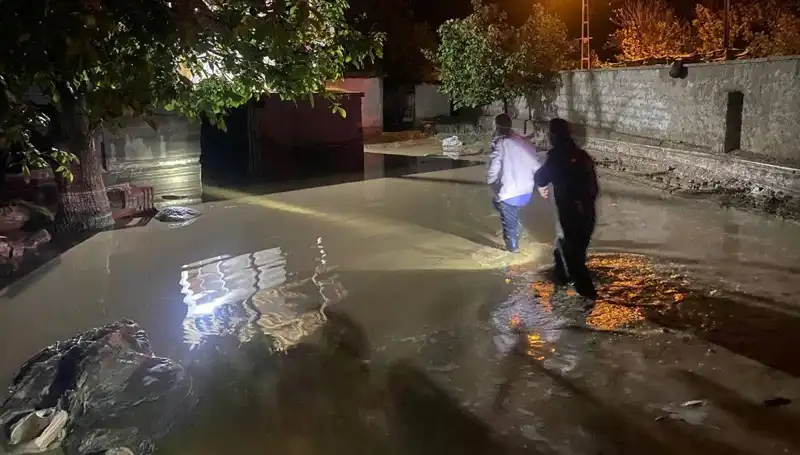 20 Dakikalık Yağışın Neden Olduğu Sel Faciası: 1 Ev Çöktü, 3 Ev Boşaltıldı