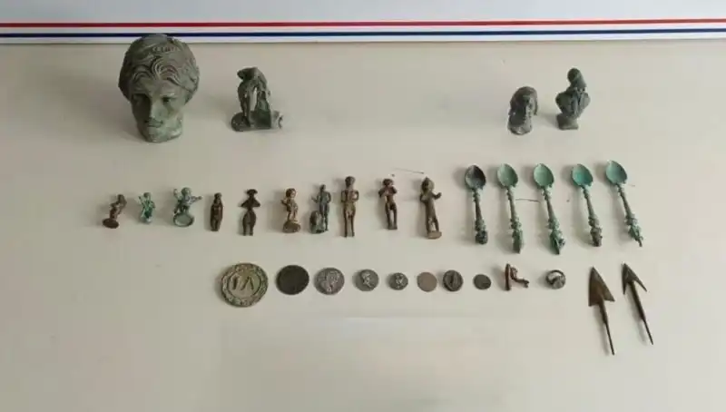 Roma Dönemine Ait Tarihi Eserler, Kaçakçılığa Karşı Operasyonda Ele Geçirildi