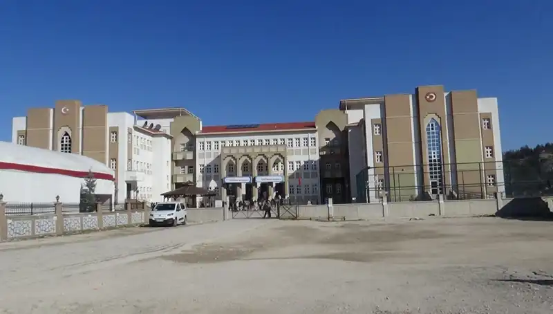 Ortaokulda Öğrenciyi Darp Eden Öğretmen: Ailelerin Tepkisi Büyüyor