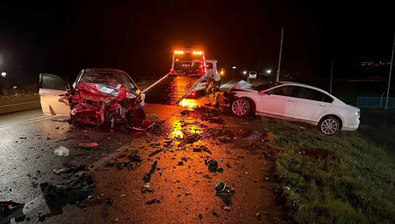 Çanakkale'de Korkunç Kaza: İki Otomobil Çarpıştı, 3 Can Gitti!