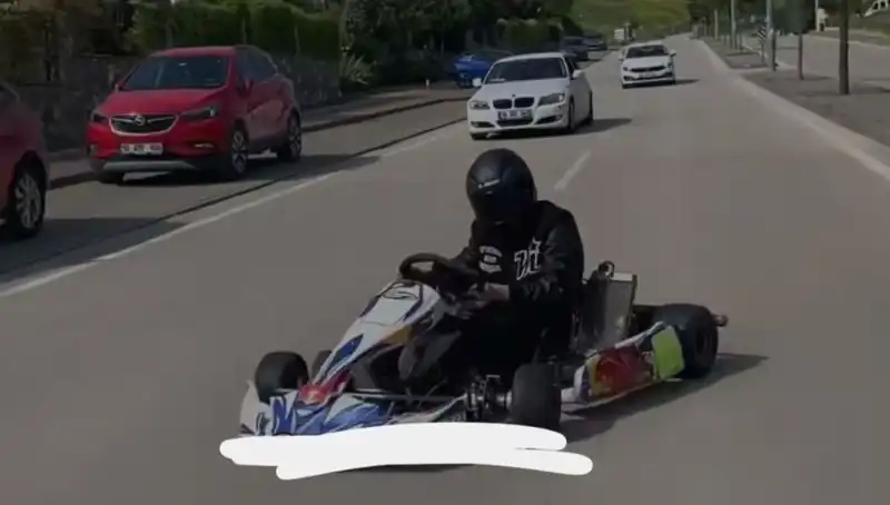 Tehlikeli Drift: Go-Kart Sürücüsünün Yolda Yaptığı Şok Edici Performans