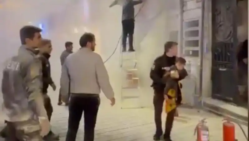 Beyoğlu'nda Büfede Yangın! İçerideki Çocuk Brave Kurtarıldı