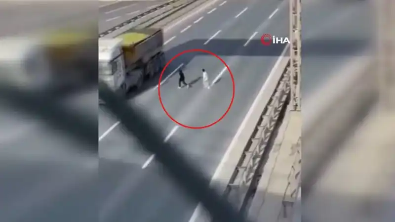 Tehlikeli Yolculuk: Kameralara Yansıyan Şok Edici Anlar