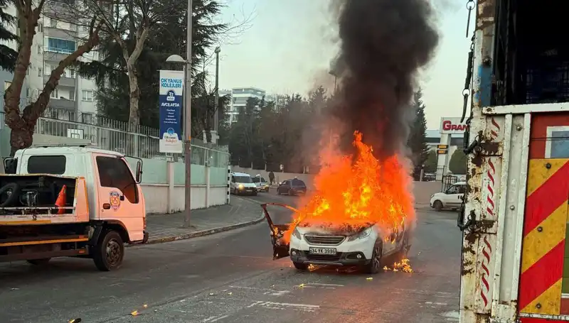 Alev Topuna Dönüşen Araç, Şehir Merkezinde Panik Yarattı